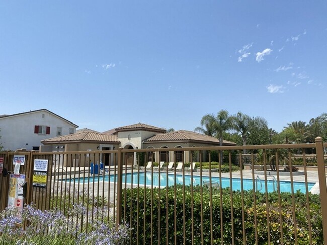 Building Photo - Beautiful large 3 bedroom home in Eastvale!