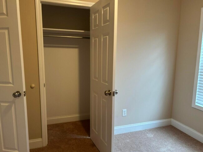 Building Photo - 3421 Beacon Dr