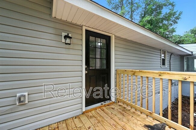 Building Photo - 6432 Maple Rd