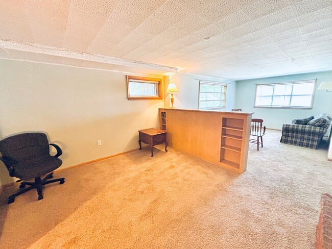 Building Photo - Quaint 1bed 1bath Lower Level Unit, With P...