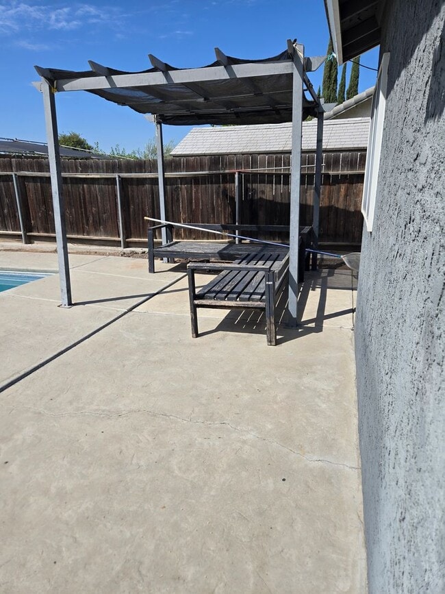 Building Photo - Four bedroom w/ Studio