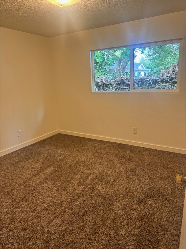 Building Photo - 660 Hueners Ln