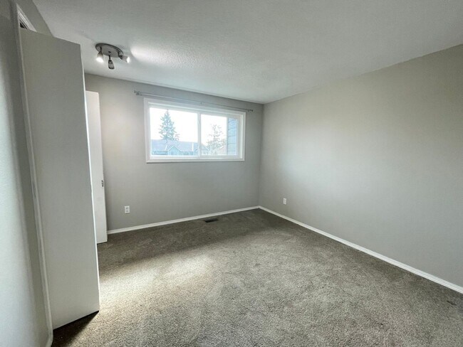Building Photo - SPACIOUS 4 Bed/3 Full Bath Home in West Linn