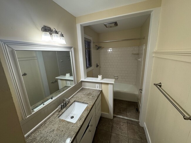 Building Photo - 3 Bedroom 3 Bath Beauty on Golf Course wit...