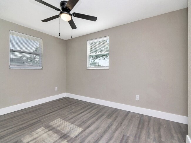 Building Photo - Great Location - 1 Bedroom 1 Bath Duplex w/ Backyard