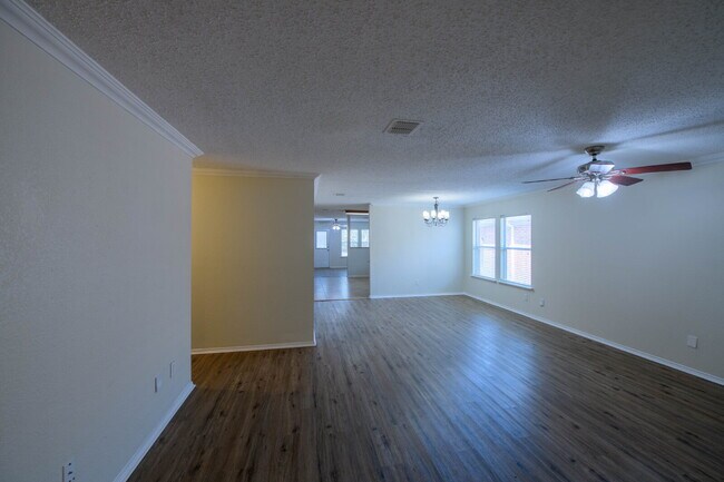 Building Photo - Great Location!