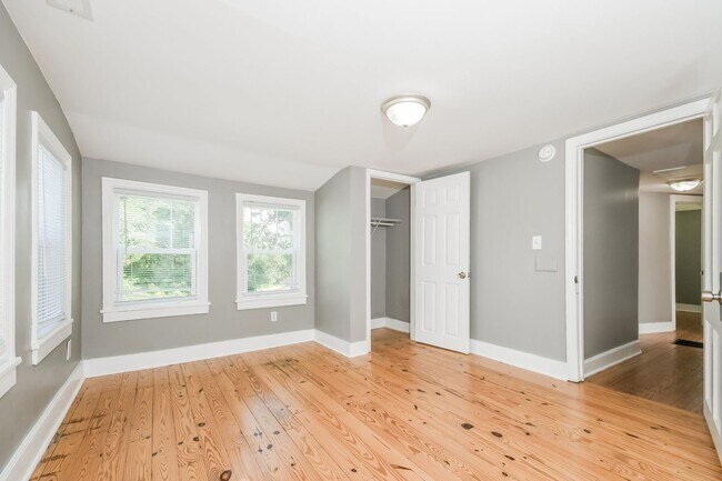 Building Photo - 4 bedroom / 1.5 bath in West Ashley ~ Move-in Today!