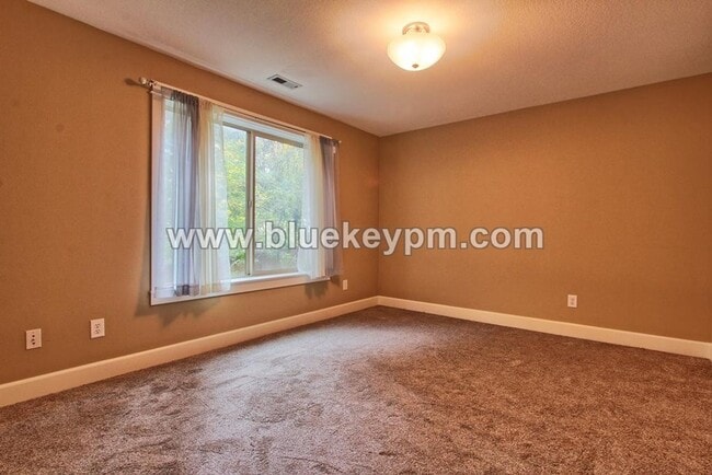 Building Photo - 5 Bedroom, 3.5 Bathrooms on a Culdesac, Wa...