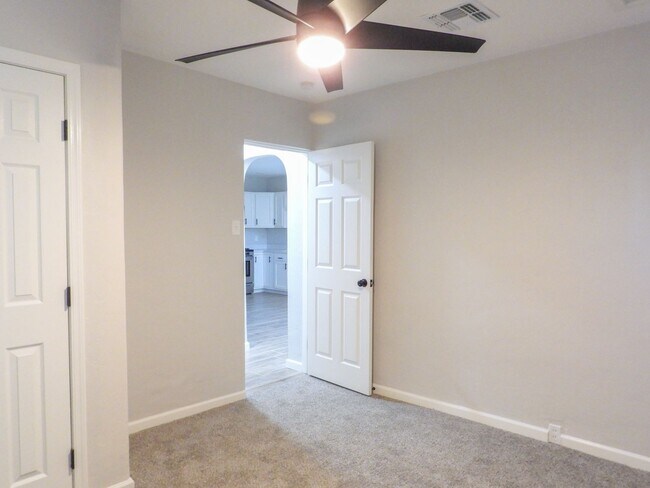 Building Photo - Close to Downtown 3 Bed 2 Bath with Fenced Backyard