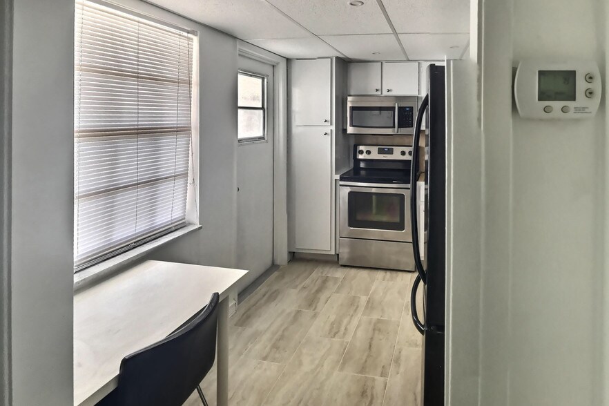 Building Photo - 3000 N Palm Aire Dr