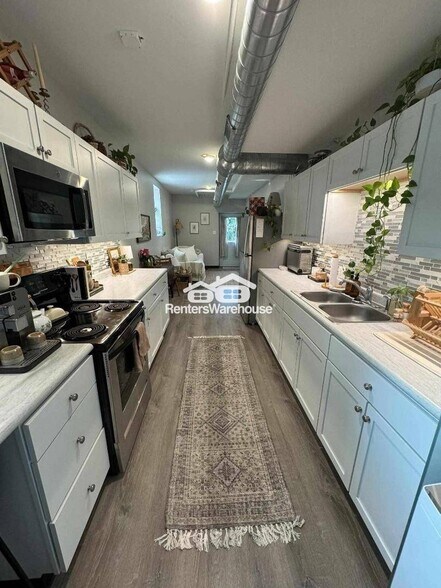 Building Photo - 6633 NW 6th Dr