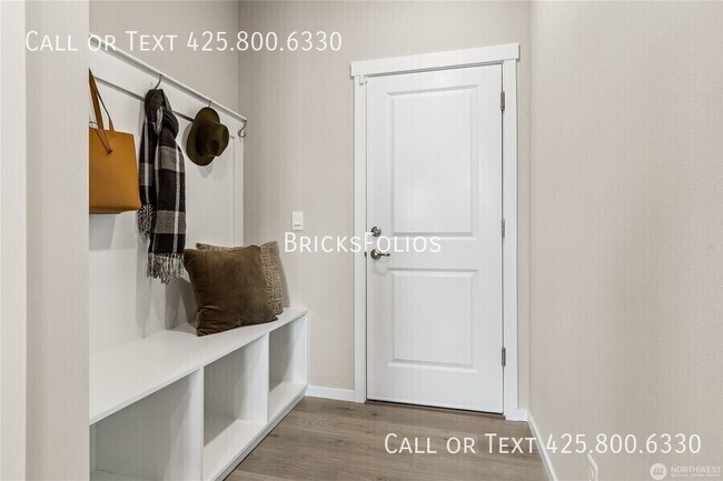 Building Photo - 2423 Hyde Ct NE