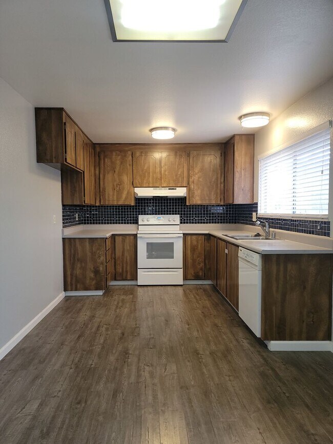 Building Photo - 3 Bedroom 2.5 Bath Corner Lot