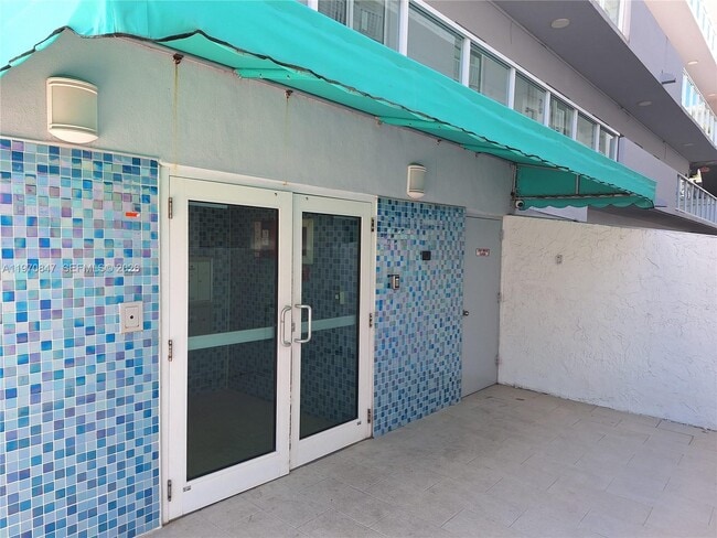 Building Photo - 2011 Bay Dr