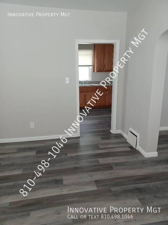 Building Photo - 842 E 9th St