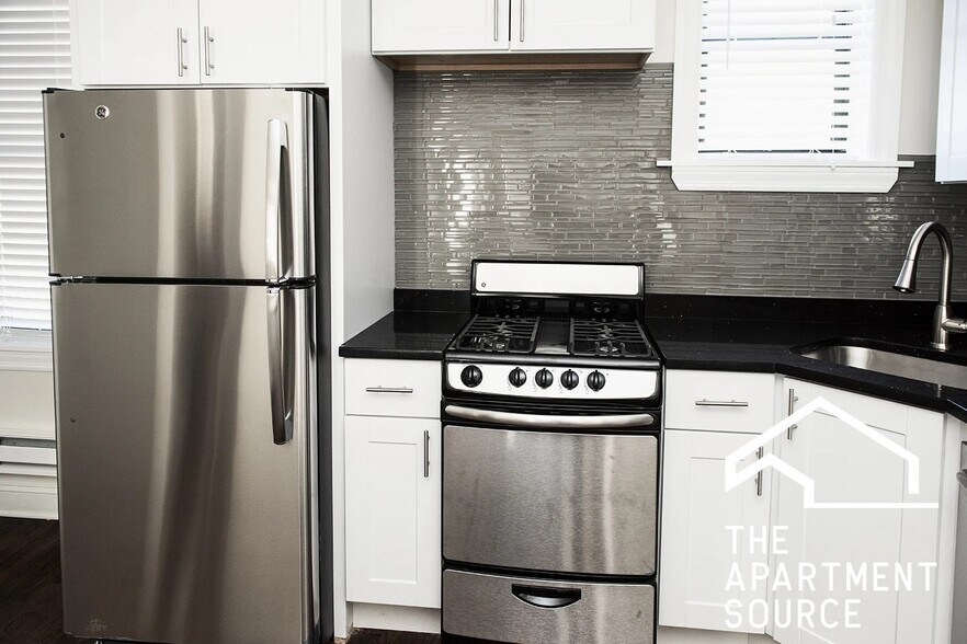 Building Photo - 3841 N Greenview Ave