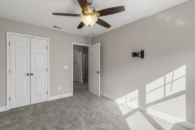 Building Photo - Stonebay Townhome