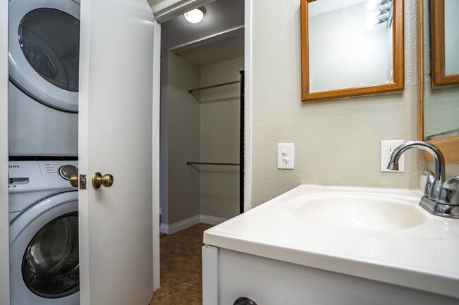 Building Photo - Fully Renovated Unfurnished 2 Bedroom/1.5 Bath at Southpointe