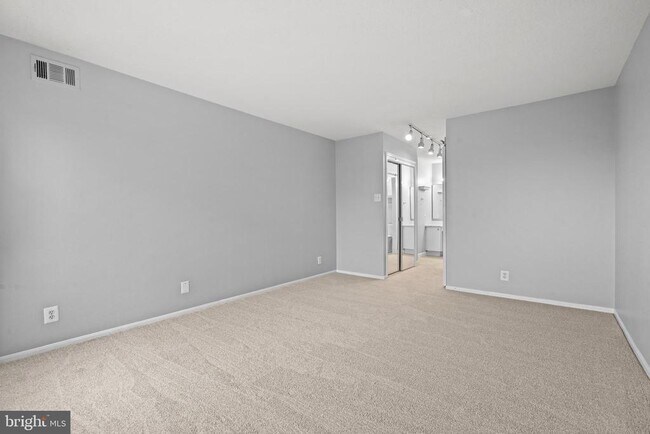 Building Photo - 307 Yoakum Pkwy