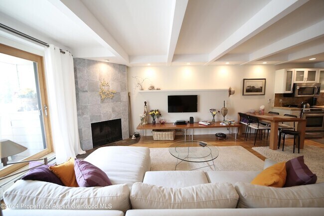 Building Photo - 1007 E Hyman Ave