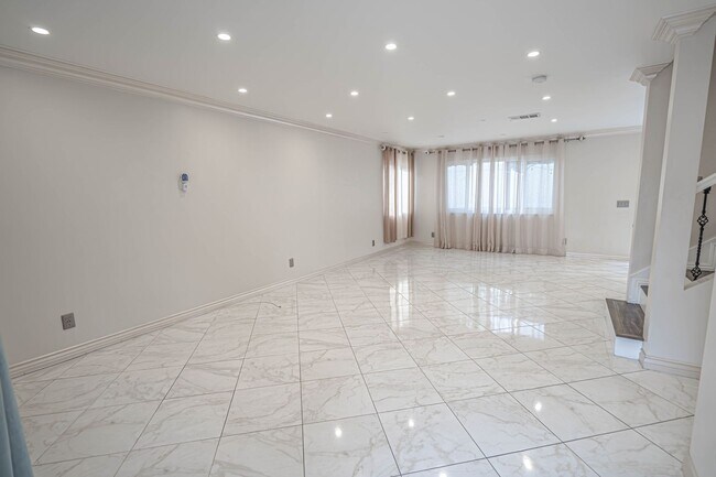 Building Photo - Amazing 6 Bedroom Home for Rent in Canyon Country!