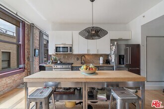 Building Photo - 460 S Spring St