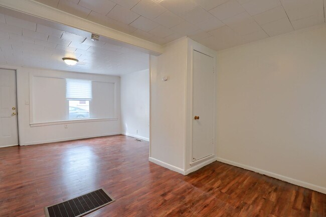 Building Photo - Available Now! 2 Bedroom House with Parkin...