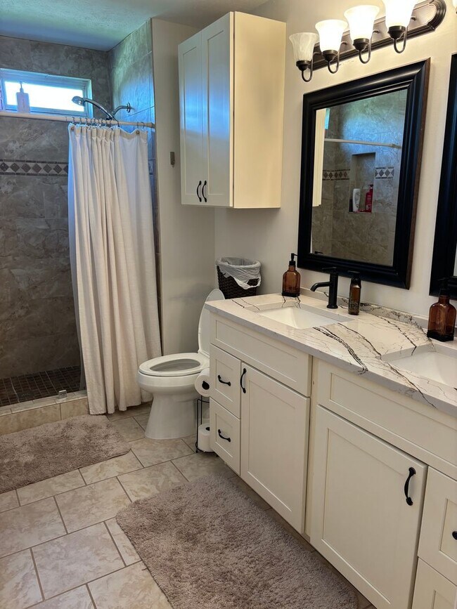 Building Photo - 2115 Country Club Dr