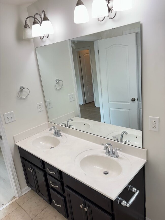 Building Photo - Renovated 3Bd, 2.5Ba End Unit Lake Norman Townhome with Fenced-in Yard and 1 Car Garage Coming Soon