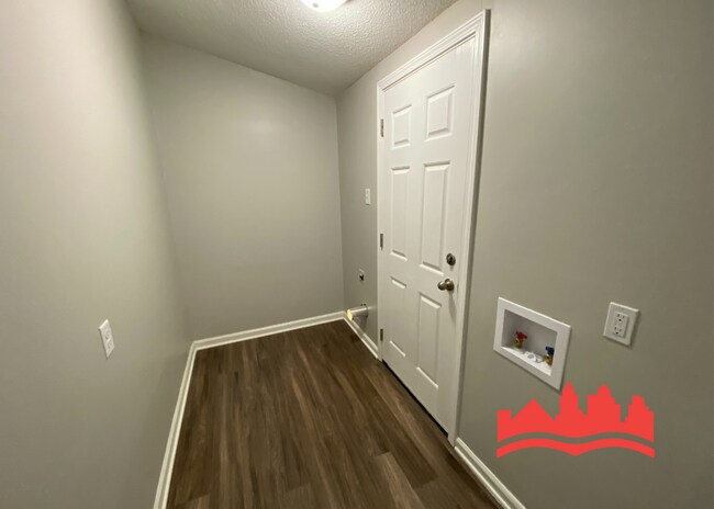 Building Photo - 4735 Chevron Rd