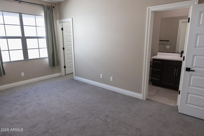 Building Photo - 2462 E Lovebird Ln