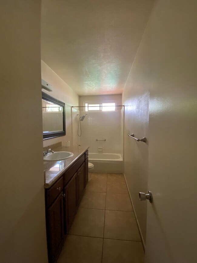 Building Photo - Pool Home in Ontario with Three Bedrooms