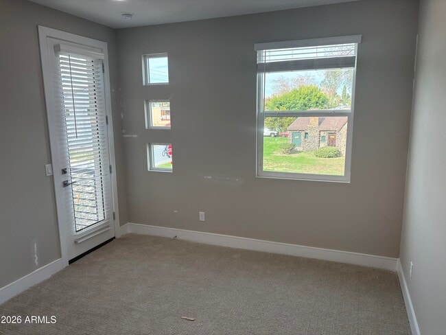 Building Photo - 1015 E Pasadena Ave