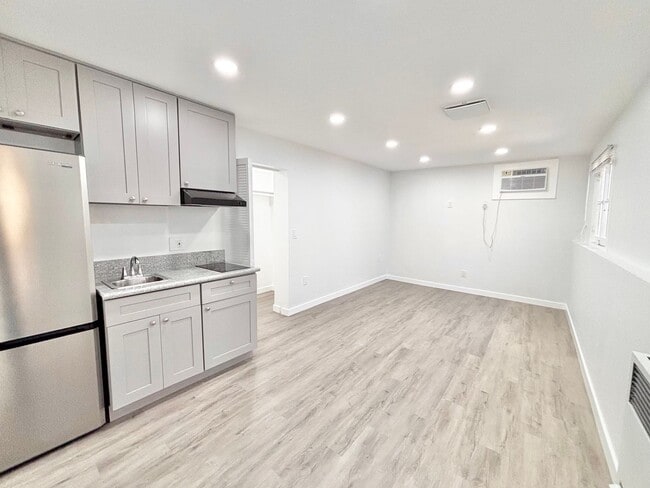 Building Photo - 3945 1/2 Lowell Ave