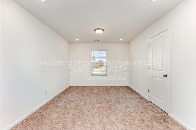 Building Photo - 2034 Highland Park Dr