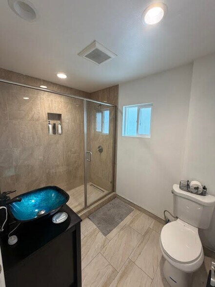 Building Photo - 1017 Arroues Dr