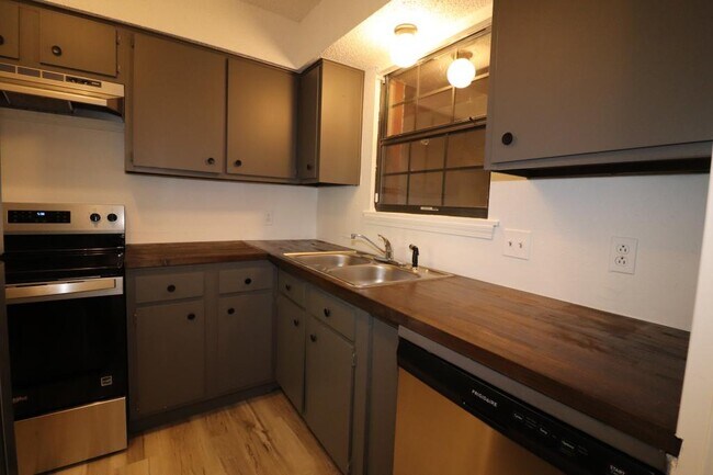 Building Photo - 1221 S Park Ave