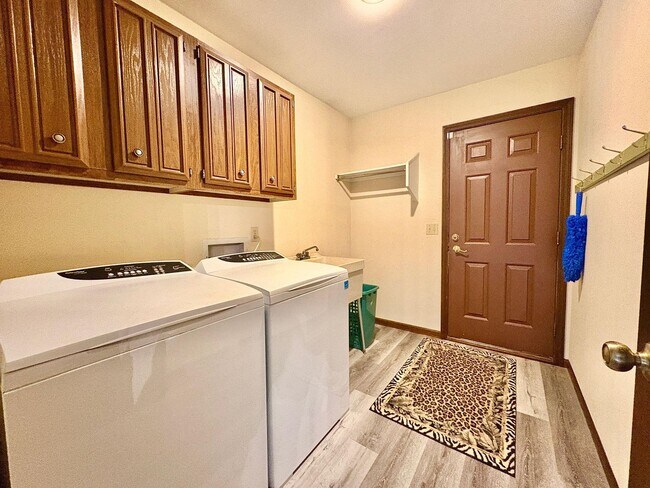Building Photo - 21485 Wallen Dr