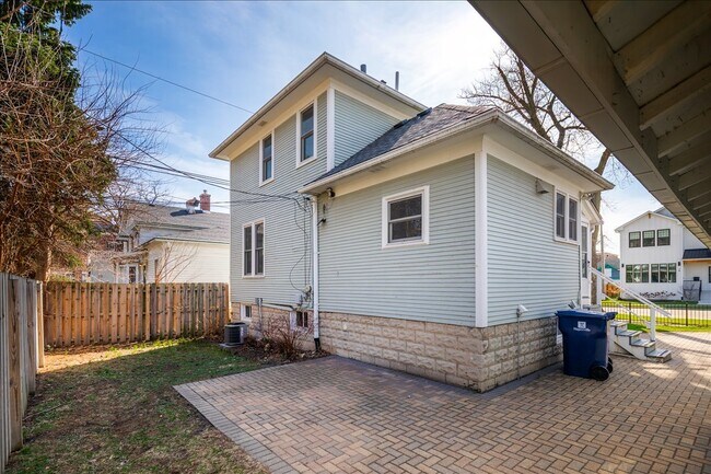 Building Photo - 18 N Main St