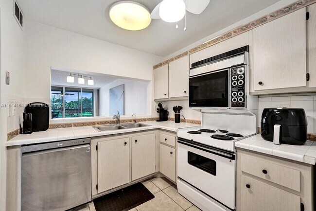Building Photo - 1911 Sabal Palm Dr