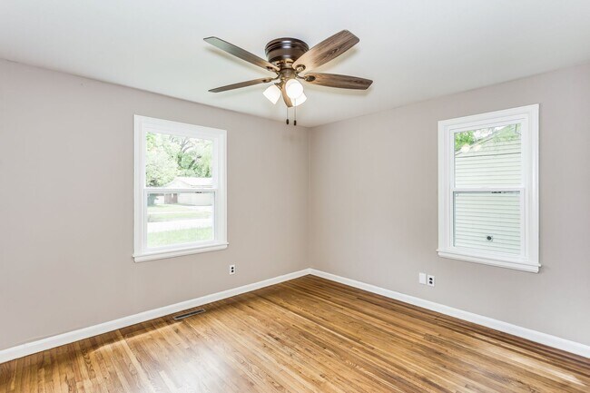 Building Photo - Three Bed for March move in!