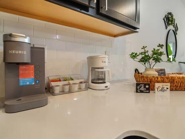 Building Photo - 1043 Splash Shot Pl