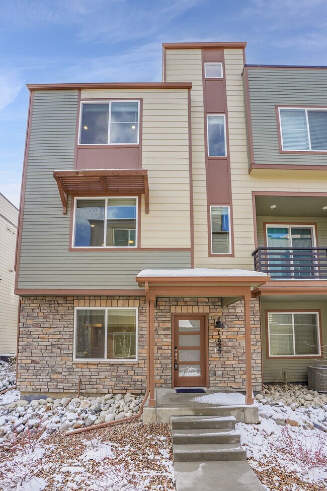 Building Photo - $3,330.95 with $300 off the first month's Rent - 4 Bedrooms, 3.5 Bathrooms, Townhouse in Broomfie...