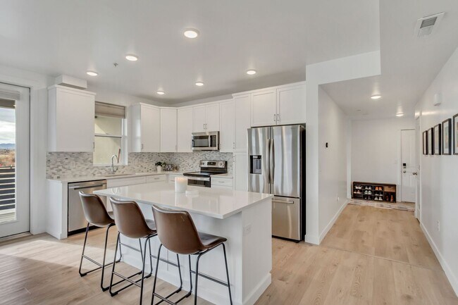 Building Photo - Spacious 3 Bed 2 Bath Condo in Sandy!