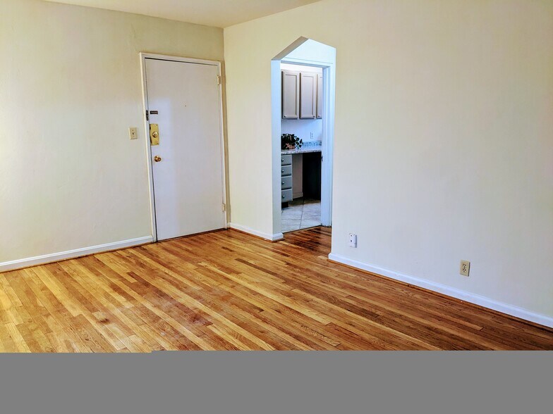 Building Photo - 5947 Belmont Ave