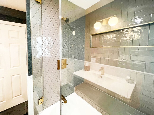 Building Photo - 136 Main St