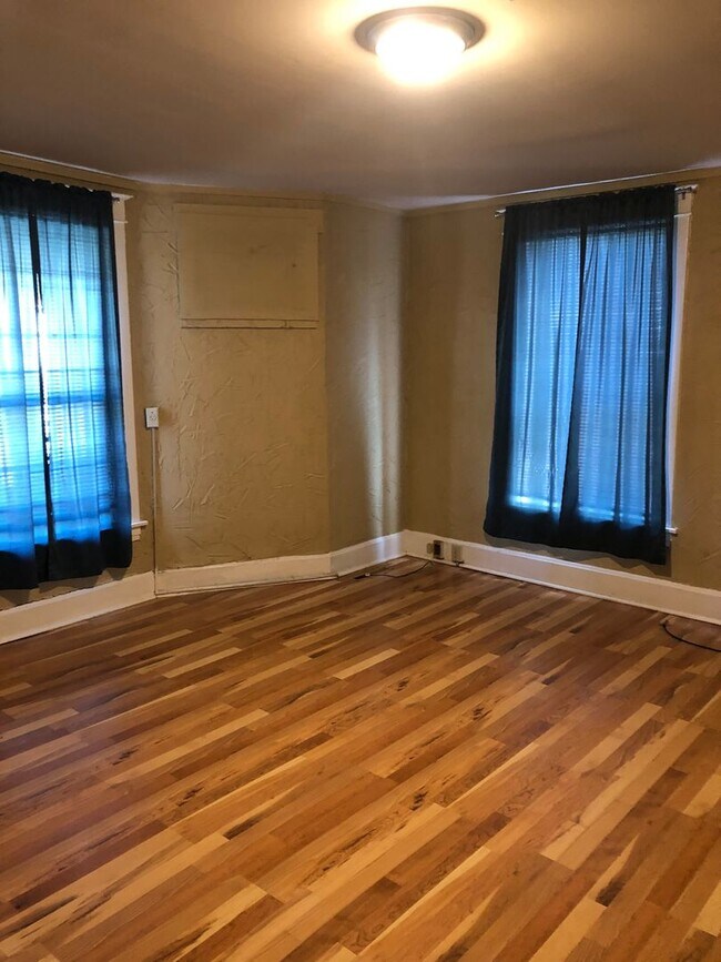 Building Photo - DOWNTOWN....Charming One Bedroom