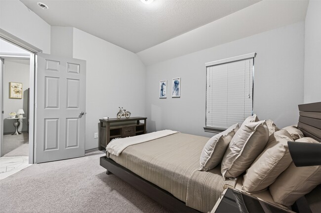 Building Photo - 6 Log House Ct