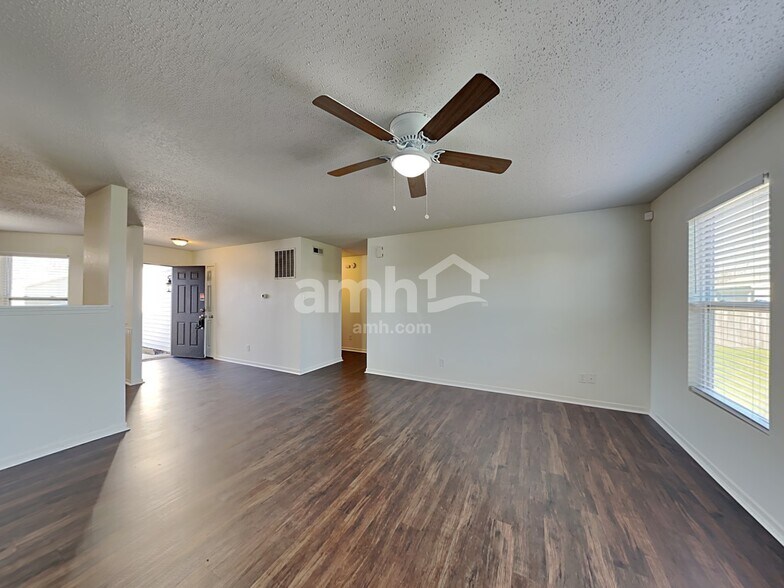 Building Photo - 527 Bourneside Dr