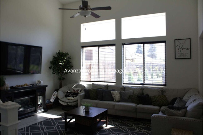 Building Photo - 1 Year Lease 4 Bed  3 Bath  Rent: $2,695 D...